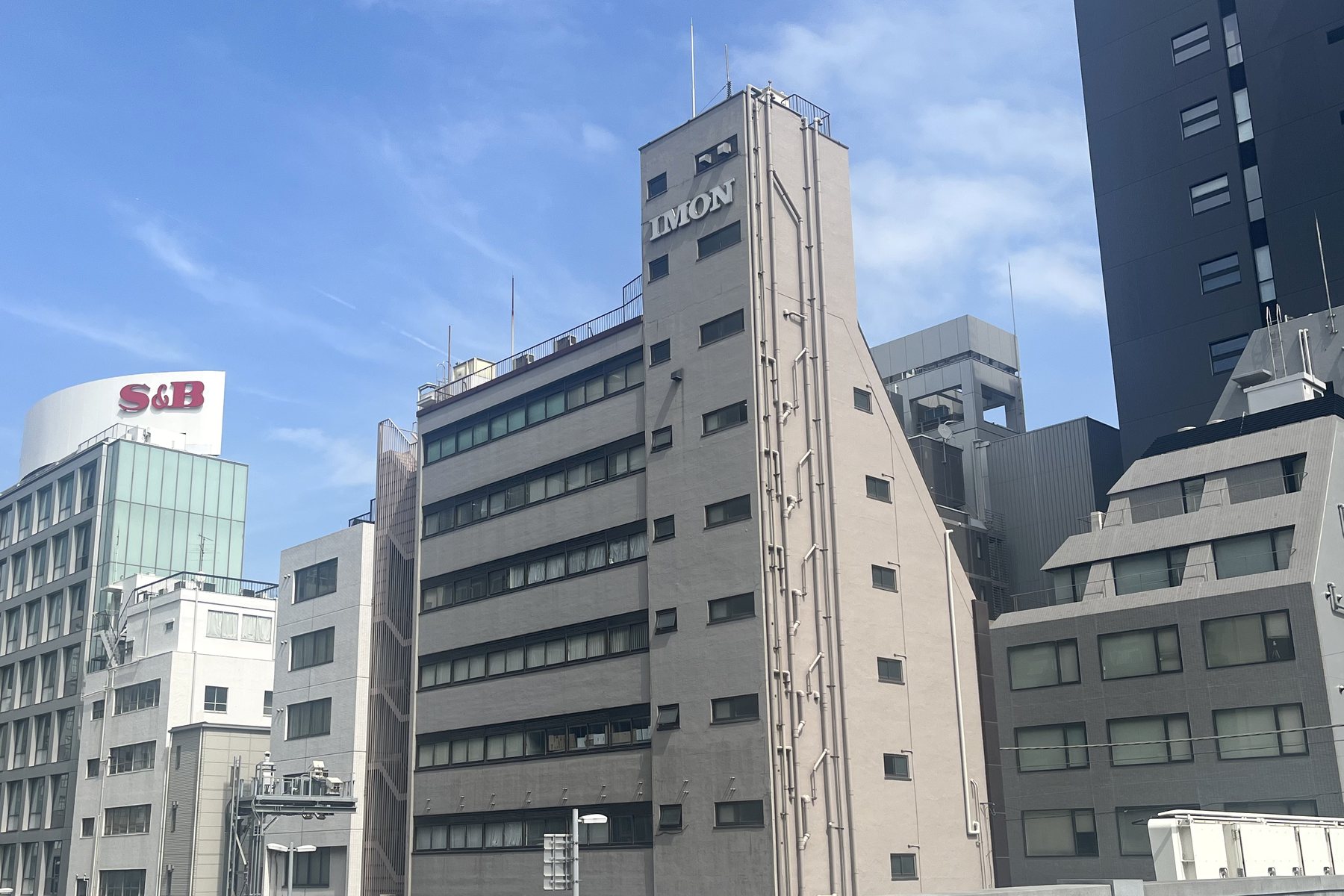 井門八重洲通りビルの外観。最上部に IMON の看板が見える