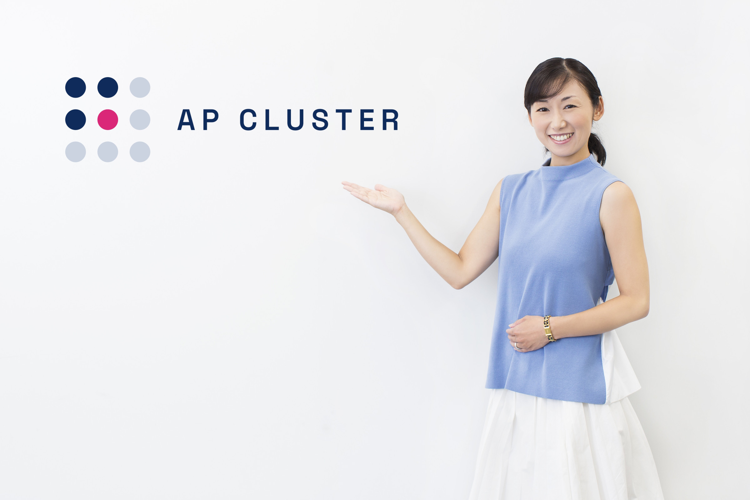 APクラスタのロゴを手で示す社員